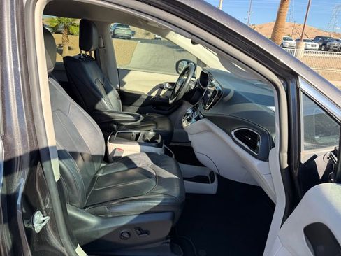 Used 2022 Chrysler Pacifica Touring-L w/ Uconnect Theater Family Group image 13
