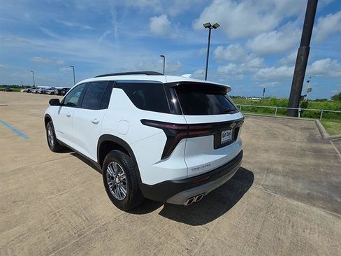 Used 2025 Chevrolet Traverse LT w/ Driver Confidence Package FWD image 6