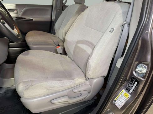 Used 2020 Toyota Sienna L image 22