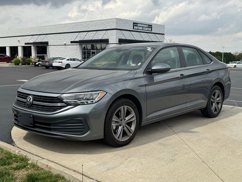 Used 2024 Volkswagen Jetta SE image 3