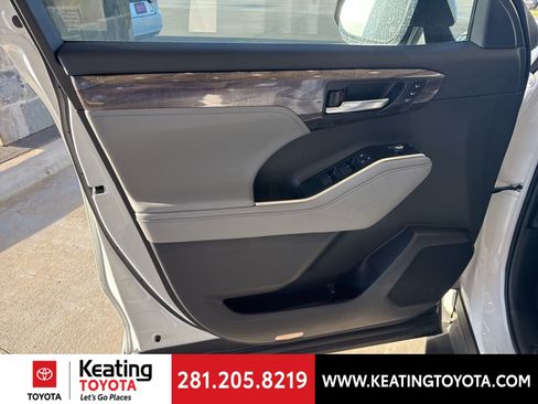 Used 2025 Toyota Highlander Limited image 11