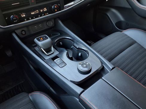 Certified 2025 Nissan Rogue SV image 18