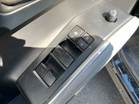 Used 2023 Toyota Highlander AWD image 13