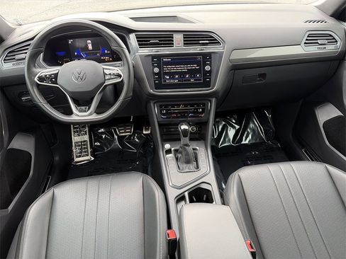 Used 2023 Volkswagen Tiguan SE R-Line image 2