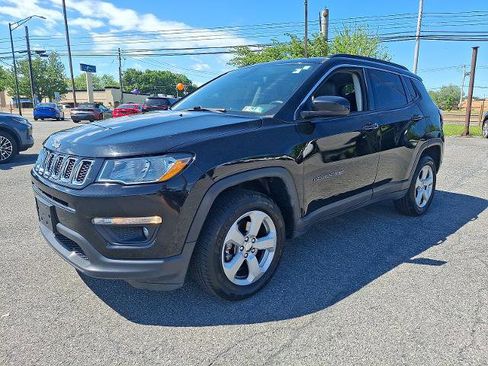 Used 2018 Jeep Compass Latitude w/ Cold Weather Group AWD/4WD image 3