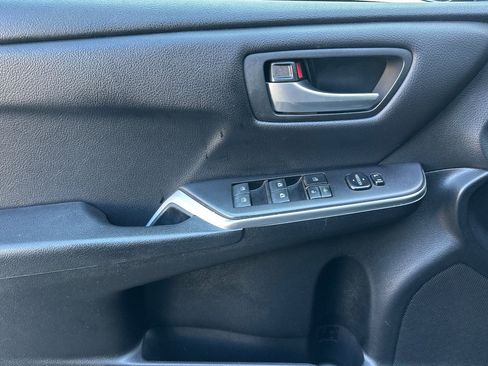 Used 2017 Toyota Camry SE image 12