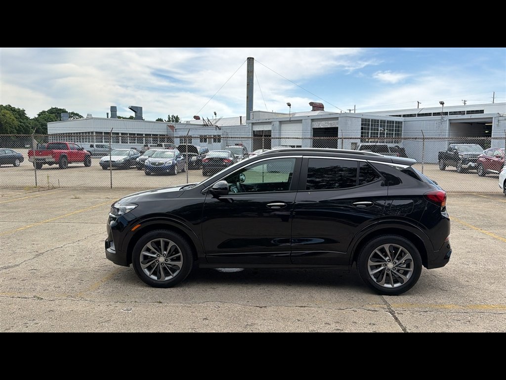Used 2023 Buick Encore GX Select w/ Sport Touring Package FWD image 3