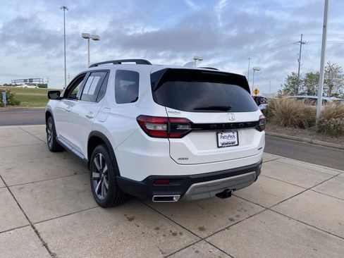 Used 2025 Honda Pilot Touring image 9