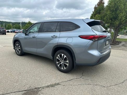 Used 2021 Toyota Highlander XLE AWD/4WD image 4
