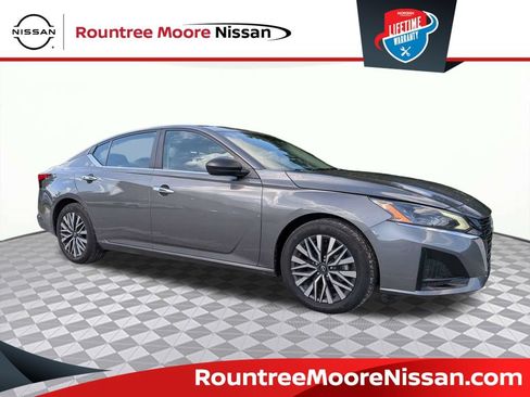 Used 2025 Nissan Altima 2.5 SV FWD image 1