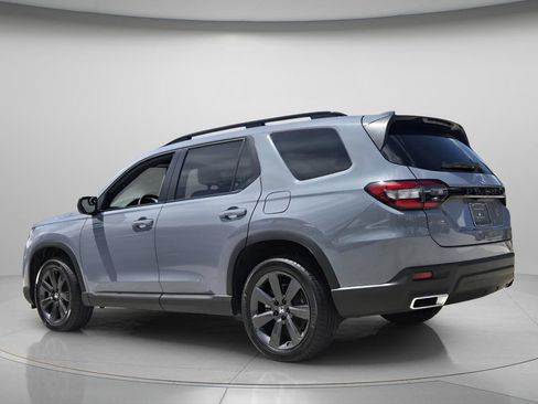 Certified 2025 Honda Pilot Sport image 7