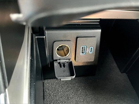 Used 2022 Ford Explorer XLT w/ Equipment Group 202A image 33