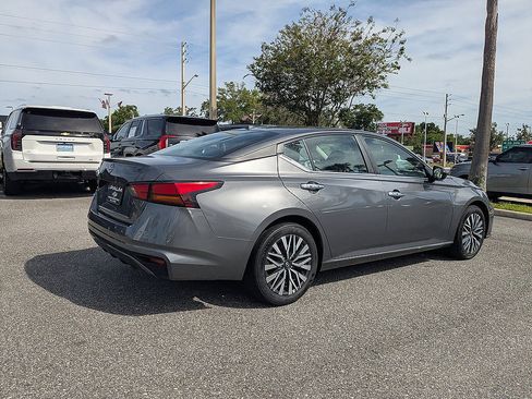 Used 2025 Nissan Altima 2.5 SV FWD image 3