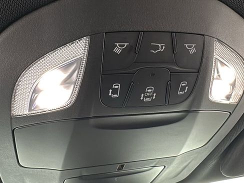 Used 2024 Chrysler Pacifica Select image 37