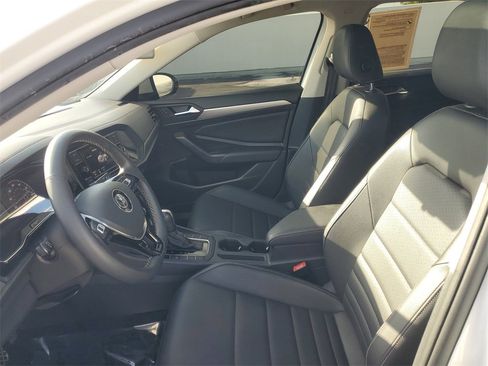 Used 2021 Volkswagen Jetta SE w/ SE Cold Weather Package image 14