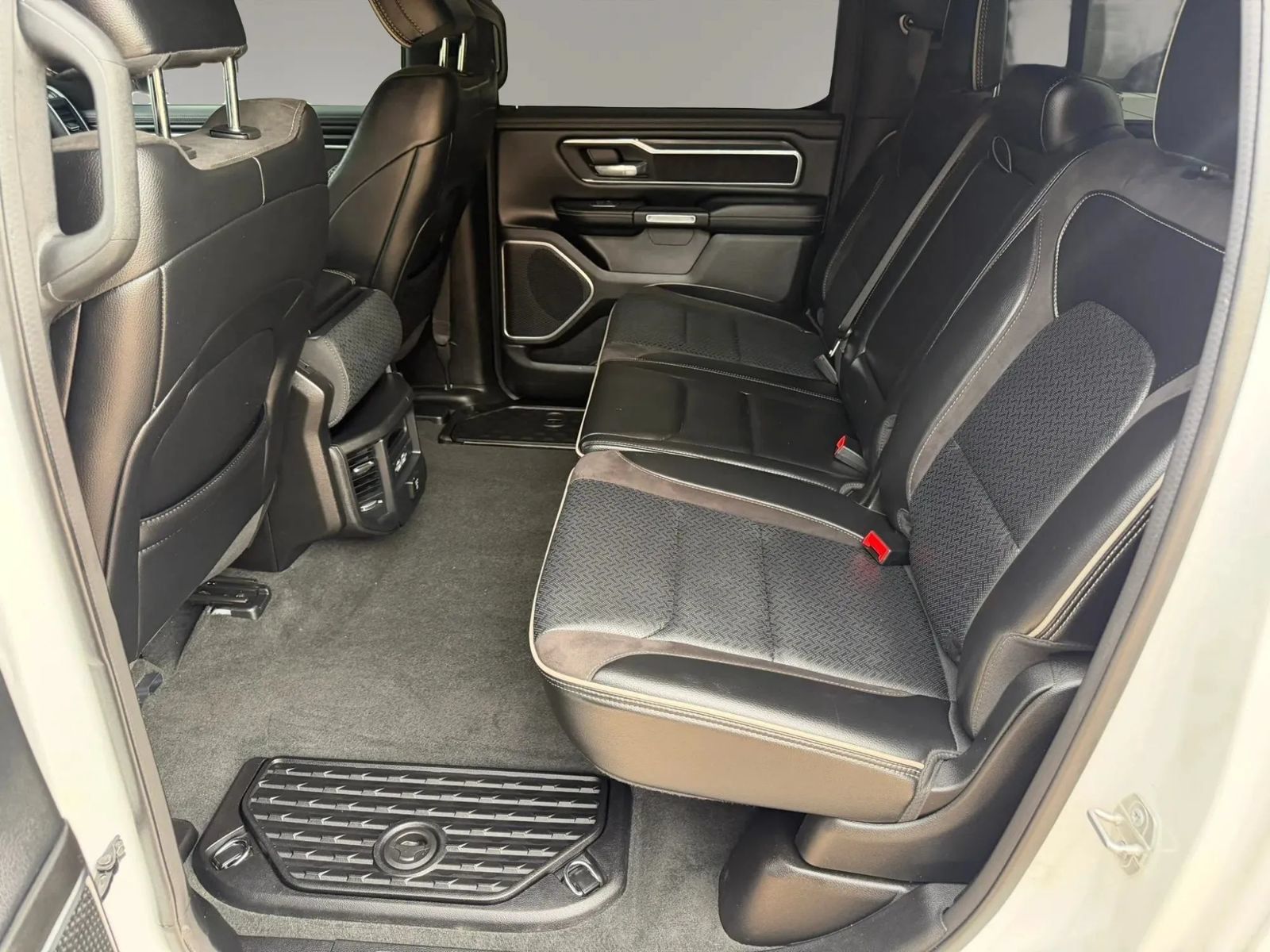 Used 2023 RAM 1500 Laramie AWD/4WD image 5