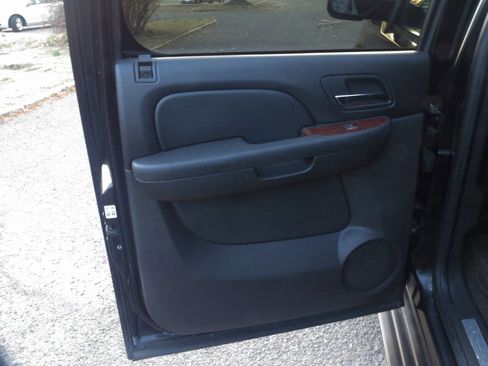 Used 2010 Chevrolet Suburban LTZ image 30