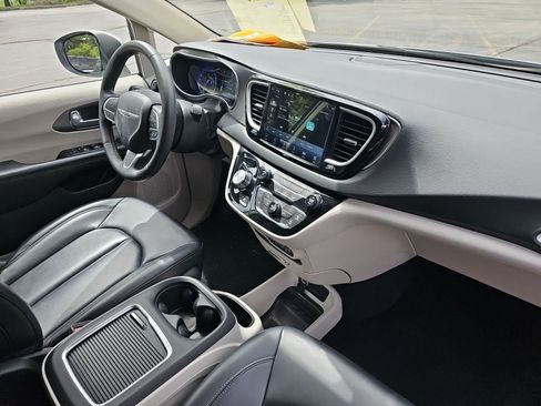 Used 2023 Chrysler Pacifica Touring-L FWD image 13
