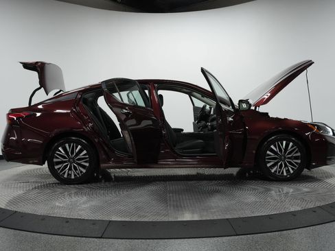 Used 2024 Nissan Altima 2.5 SV image 12