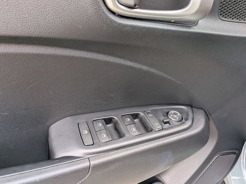 Used 2025 Hyundai Venue SEL FWD image 13