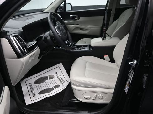 Certified 2025 Kia Sorento S AWD/4WD image 11