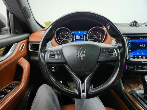 Used 2018 Maserati Levante GranLusso AWD/4WD image 18