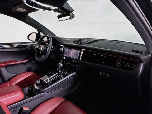 Certified 2025 Porsche Macan AWD/4WD image 17