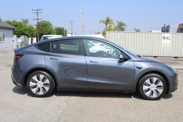 Used 2023 Tesla Model Y 2WD image 3