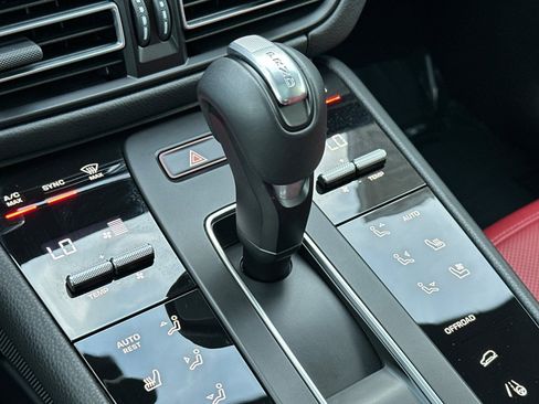 Used 2025 Porsche Macan image 22