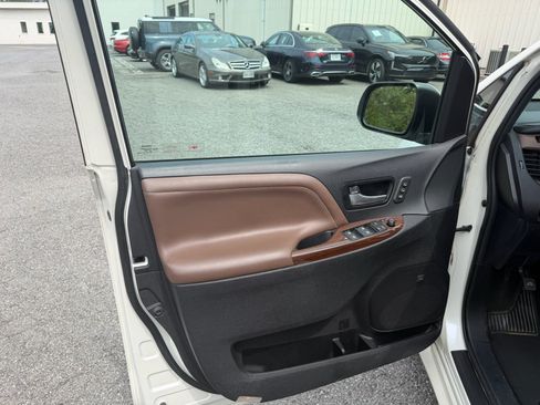 Used 2016 Toyota Sienna Limited Premium AWD/4WD image 10