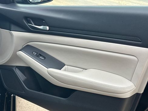 Used 2024 Nissan Altima 2.5 SV image 14