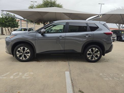 Used 2023 Nissan Rogue SV image 4
