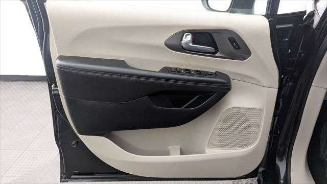 Used 2023 Chrysler Pacifica Touring-L FWD image 13