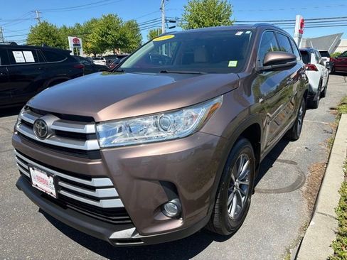 Used 2019 Toyota Highlander XLE AWD/4WD image 1