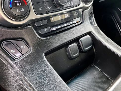 Used 2015 Chevrolet Suburban LT image 31