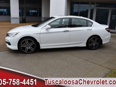 Used 2017 Honda Accord Touring image 6