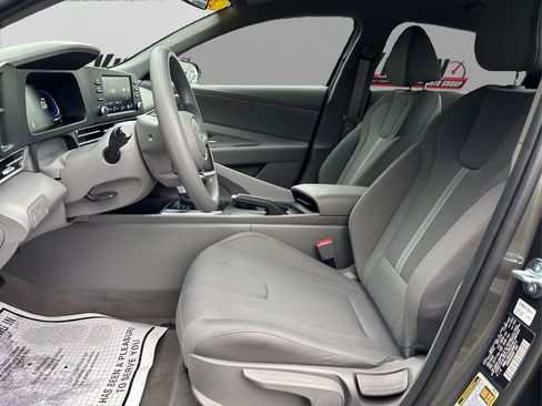 Certified 2025 Hyundai Elantra SE image 9