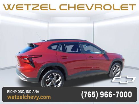 Used 2025 Chevrolet Trax LT w/ Driver Confidence Package FWD image 3