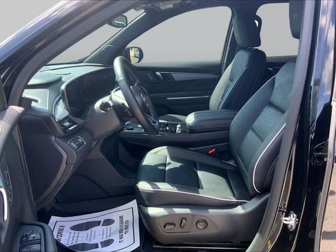 Used 2025 Buick Enclave Sport Touring w/ Power Package FWD image 7