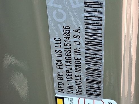 Used 2025 Jeep Gladiator Sport image 27