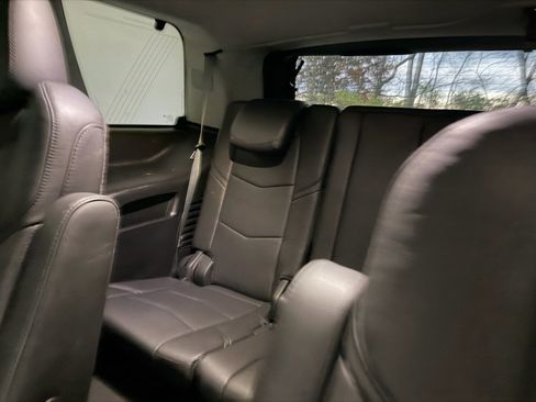 Used 2019 Cadillac Escalade Luxury image 13