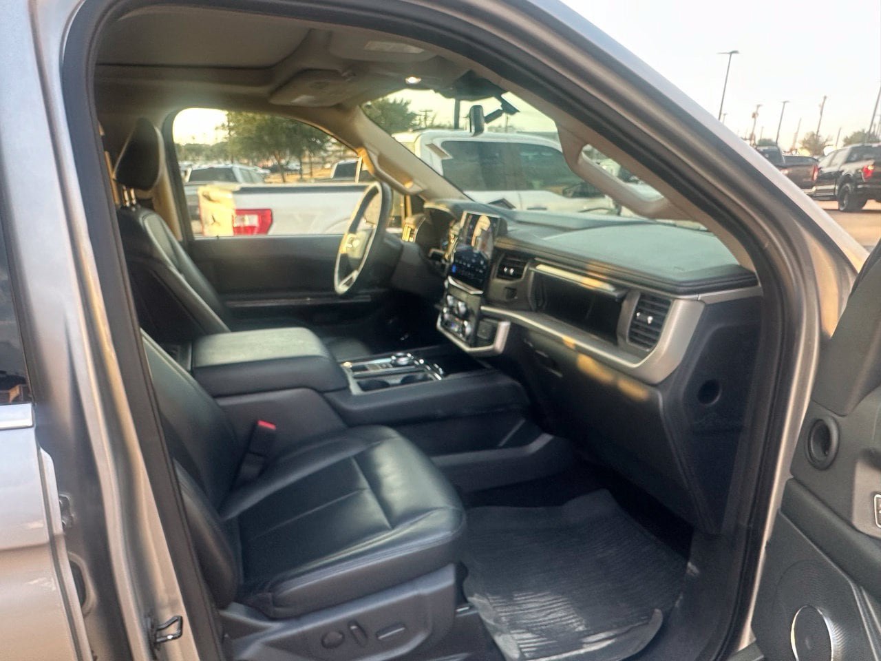 Used 2022 Ford Expedition XLT RWD image 4