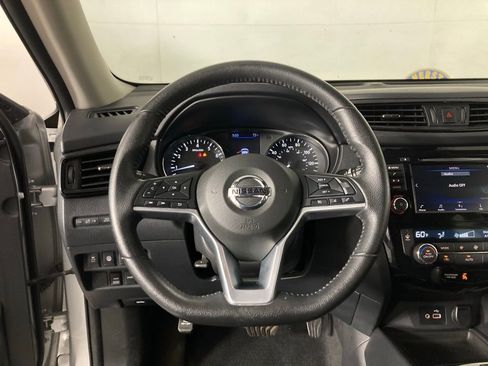 Used 2019 Nissan Rogue SV image 6