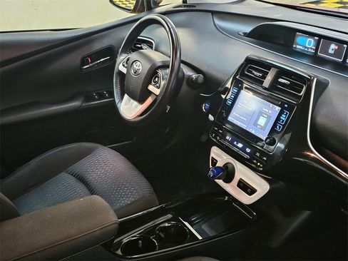 Used 2018 Toyota Prius Three image 10