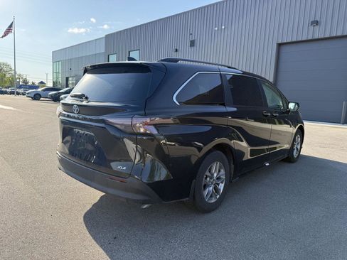 Used 2025 Toyota Sienna FWD image 3