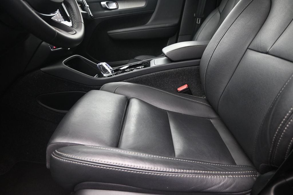 Used 2025 Volvo XC40 B5 Plus AWD/4WD image 13