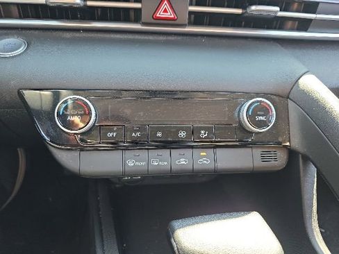 Used 2023 Hyundai Elantra SEL FWD image 13
