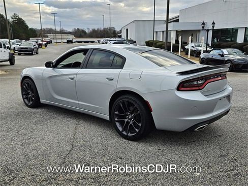 Used 2019 Dodge Charger SXT image 9
