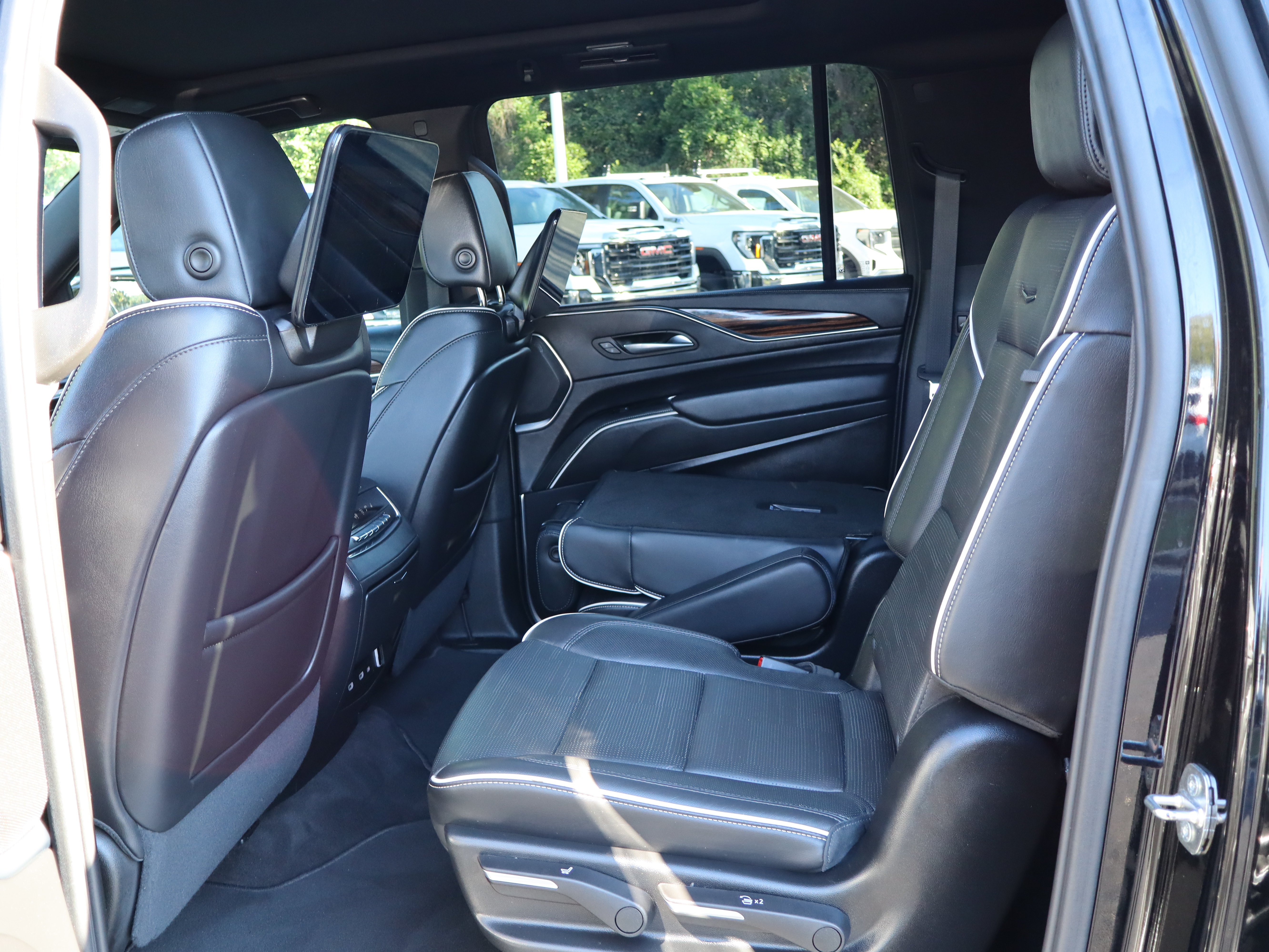 Used 2024 Cadillac Escalade ESV Premium Luxury AWD/4WD image 42