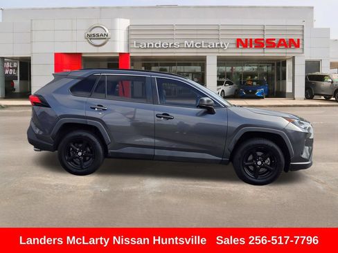 Used 2021 Toyota RAV4 LE FWD image 2